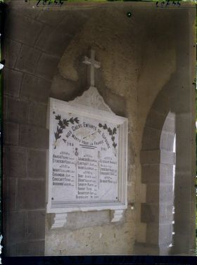 Image représentant France, Ispoure, Plaque Commémorative des morts de la guerre sous le porche de l'Eglise d'Ispoure