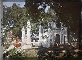 Image représentant L'entrée du temple de Chan-vu (ou Tran-vu), vue de l'extérieur, dans le quartier de la Citadelle (le Grand Lac)