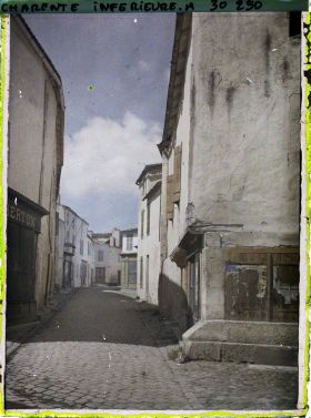 Image représentant France, La Rochelle, Une rue à St Martin de Ré