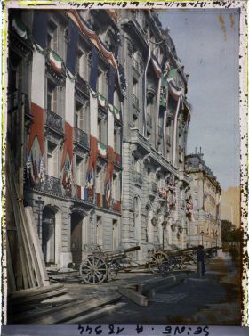 Image représentant Décorations et canons sur les Champs-Elysées pour les fêtes de la Victoire