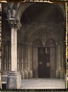 Image représentant France, Sauveterre de Béarn, La Porte principale, sous le porche
