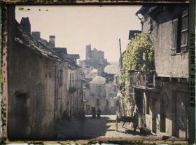Image représentant La rue du Barriou, la forteresse au second plan