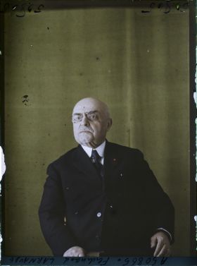 Image représentant Monsieur  https://musee-albert-kahn.s-museum.fr/home/NWQ2OTAwYzNmYjZlZTk1ZWQwODJmMjY4L2dlbmVyaWMtbm90aWNlLXRhYi9hdXRob3JpdHkvNjE3YTc5ZjVjZjhiODk2OGIzMzM3ZDIx/5d6900c3fb6ee95ed082f268/generic-notice-tab/authority/617a79ebcf8b8968b333712b Fernand Larnaude