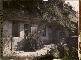 Image représentant Une maison troglodyte du Petit Coteau, à droite le puits creusé dans le roc
