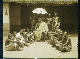 Image représentant Le chef Zodéougan entouré de sa cour