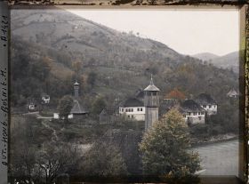 Image représentant A l'entrée de Grd Scher [Gornji Šeher]: les deux minarets de bois et le Vrbas