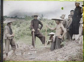 Image représentant Des fossoyeurs relevant les tombeaux lors d'une pratique funéraire