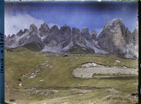 Image représentant Le col du Grödner (Grödner Joch ou passo Gardena) et la chaine de Pizes de Cir (Cirspitzen ou Gruppo del Cir)
