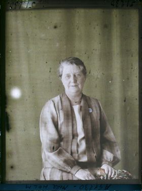 Image représentant https://musee-albert-kahn.s-museum.fr/home/NWQ2OTAwYzNmYjZlZTk1ZWQwODJmMjY4L2dlbmVyaWMtbm90aWNlLXRhYi9hdXRob3JpdHkvNjE3YTc5ZjVjZjhiODk2OGIzMzM3ZDIx/5d6900c3fb6ee95ed082f268/generic-notice-tab/authority/617a79ebcf8b8968b3336f0f Mademoiselle Holm