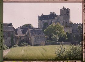 Image représentant France, Beynac, Le chateau et vieilles maisons accolées au château (une vieille cheminée)