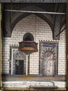 Image représentant Mosquée de Gazi Husrev-beg, le balcon en bois pour la prière