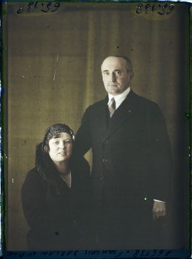 Image représentant https://musee-albert-kahn.s-museum.fr/home/NWQ2OTAwYzNmYjZlZTk1ZWQwODJmMjY4L2dlbmVyaWMtbm90aWNlLXRhYi9hdXRob3JpdHkvNjE3YTc5ZjVjZjhiODk2OGIzMzM3ZDIx/5d6900c3fb6ee95ed082f268/generic-notice-tab/authority/617a79ebcf8b8968b3336b2c L'Amiral Darlan  et  https://musee-albert-kahn.s-museum.fr/home/NWQ2OTAwYzNmYjZlZTk1ZWQwODJmMjY4L2dlbmVyaWMtbm90aWNlLXRhYi9hdXRob3JpdHkvNjE3YTc5ZjVjZjhiODk2OGIzMzM3ZDIx/5d6900c3fb6ee95ed082f268/generic-notice-tab/authority/617a79ebcf8b8968b3336b2d Madame