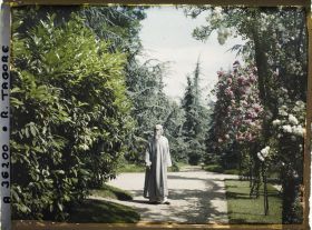 Image représentant https://musee-albert-kahn.s-museum.fr/home/NWQ2OTAwYzNmYjZlZTk1ZWQwODJmMjY4L2dlbmVyaWMtbm90aWNlLXRhYi9hdXRob3JpdHkvNjE3YTc5ZjVjZjhiODk2OGIzMzM3ZDIx/5d6900c3fb6ee95ed082f268/generic-notice-tab/authority/617a79ebcf8b8968b3336653 Rabindranâth Tagore près de l'allée des roses