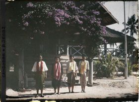 Image représentant Quatre femmes devant une habitation d'administrateur ou de famille aisée
