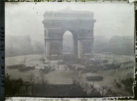 Image représentant La foule à l'Arc de Triomphe à l'occasion du Cinquantenaire de la IIIe République