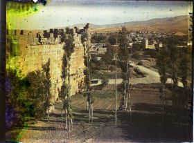 Image représentant Panorama d'une partie de la ville avec, sur la gauche, des vestiges fortifiés