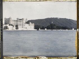 Image représentant Extrémité méridionale du palais royal et vue (Raj Mahal) du lac Pichola