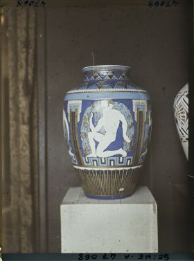 Image représentant L'Exposition des arts décoratifs, Manufacture Nationale de Sèvres, Vase composé par Gauvenet, exécuté par Pihan