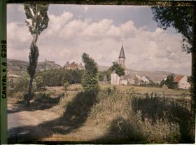 Image représentant Vue d'ensemble du village, avec l'église Saint-Hilaire