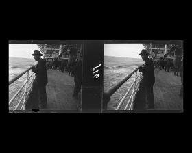 Image représentant Passager asiatique des 3emes classes accoudé au bastingage