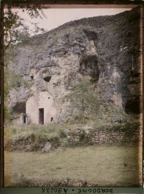 Image représentant Périgord, Bourzac, Vallée de la Couze, maison de troglodites et au-dessus le pigeonnier