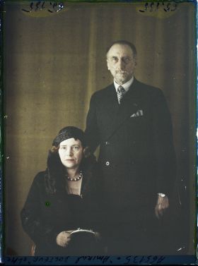 Image représentant https://musee-albert-kahn.s-museum.fr/home/NWQ2OTAwYzNmYjZlZTk1ZWQwODJmMjY4L2dlbmVyaWMtbm90aWNlLXRhYi9hdXRob3JpdHkvNjE3YTc5ZjVjZjhiODk2OGIzMzM3ZDIx/5d6900c3fb6ee95ed082f268/generic-notice-tab/authority/617a79ebcf8b8968b3337c15 L'Amiral Jules Docteur  et  https://musee-albert-kahn.s-museum.fr/home/NWQ2OTAwYzNmYjZlZTk1ZWQwODJmMjY4L2dlbmVyaWMtbm90aWNlLXRhYi9hdXRob3JpdHkvNjE3YTc5ZjVjZjhiODk2OGIzMzM3ZDIx/5d6900c3fb6ee95ed082f268/generic-notice-tab/authority/617a79ebcf8b8968b3337c16 Madame