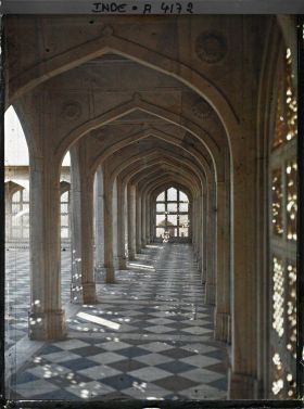 Image représentant Damiers et jeux de lumière : la galerie de marbre blanc du mausolée d'Akbar