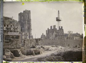 Image représentant France, Reims, Chantier de reconstruction et Cathédrale