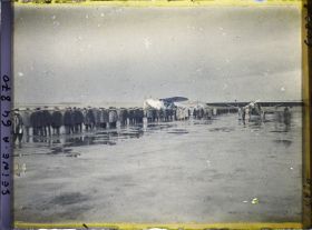 Image représentant La foule attendant le retour de Costes et Bellonte après leur triomphal raid aérien Paris-New-York