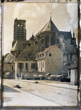 Image représentant La cathédrale vue de la place Saint-Pierre