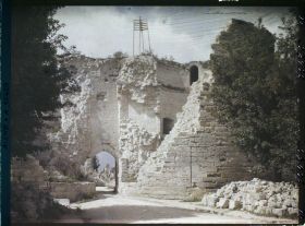 Image représentant France, Coucy le Château, La Porte de Laon vue de L'extérieur