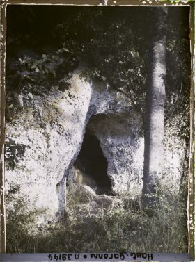 Image représentant France, Montespan (Hte Garonne), L'entrée de l'abri