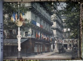 Image représentant Décorations pour les fêtes de la Victoire à l'angle de la rue Royale et de la place de la Madeleine