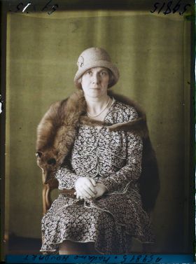 Image représentant https://musee-albert-kahn.s-museum.fr/home/NWQ2OTAwYzNmYjZlZTk1ZWQwODJmMjY4L2dlbmVyaWMtbm90aWNlLXRhYi9hdXRob3JpdHkvNjE3YTc5ZjVjZjhiODk2OGIzMzM3ZDIx/5d6900c3fb6ee95ed082f268/generic-notice-tab/authority/617a79ebcf8b8968b3336f19 Madame Houdart