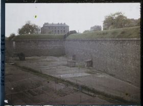 Image représentant Les jardins ouvriers aux pieds des fortifications, à la porte de Saint-Mandé