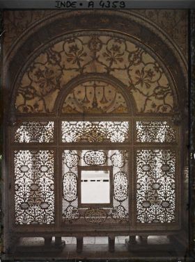 Image représentant Ecran de marbre ajouré (jali), surmonté d'un panneau d'albâtre orné de la balance de la justice (Mizan-i-Insaf) dans le fort Rouge (Lal Qila)