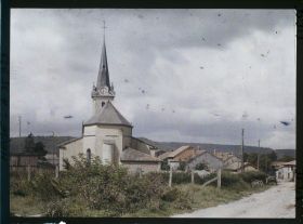 Image représentant France, Les Islettes, L'Eglise et ses abords vus de la Sortie Ouest du Village