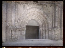 Image représentant Le portail de l'église Saint-Etienne, depuis la place Carnot