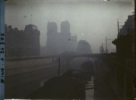Image représentant La cathédrale de Notre-Dame dans le brouillard
