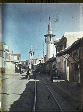 Image représentant L'avenue du Midan. A droite, le minaret de la " Mosquée d'Amar " (?)
