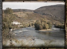 Image représentant Vers l'aval, l'ilôt boisé au milieu du Vrbas et sur la gauche petit moulin
