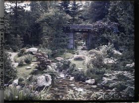 Image représentant Pièce d'eau du " sanctuaire japonais " proche de la porte d'accès au " village japonais "