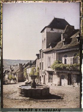 Image représentant La fontaine sur la place (actuel le Faubourg)