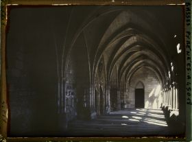 Image représentant France, Bayonne, Le Cloître de la Cathédrale, les Galeries