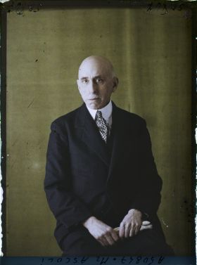 Image représentant https://musee-albert-kahn.s-museum.fr/home/NWQ2OTAwYzNmYjZlZTk1ZWQwODJmMjY4L2dlbmVyaWMtbm90aWNlLXRhYi9hdXRob3JpdHkvNjE3YTc5ZjVjZjhiODk2OGIzMzM3ZDIx/5d6900c3fb6ee95ed082f268/generic-notice-tab/authority/617a79ebcf8b8968b33367b6 Monsieur d'Ascoli