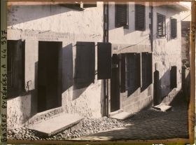 Image représentant France, St Jean Pied de Port, Maisons avec inscriptions et dates au dessus de la porte