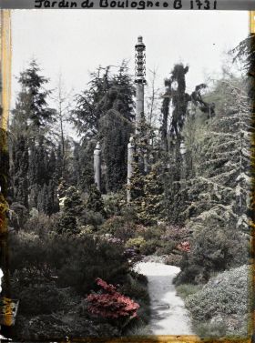 Image représentant Chemin du " sanctuaire japonais " menant au sorinto et rocaille fleurie ponctuée de conifères
