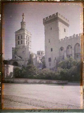 Image représentant La cathédrale Notre-Dame des Doms et le Palais des Papes