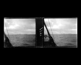 Image représentant La proue du vapeur allemand Staatssekretär Kraëtke et la mer houleuse