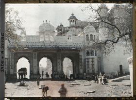 Image représentant La Tripolia, triple porte nord du palais royal (Raj Mahal)